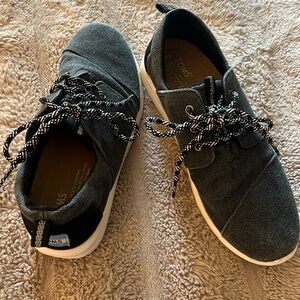 Women’s Tom’s size 8